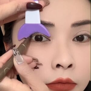 Bộ khuôn kẻ mắt + bút kẻ mắt